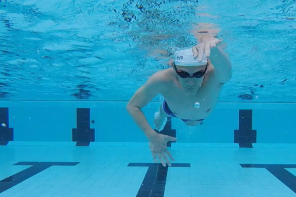 輕鬆游自由式 – 初學者4個必學游泳技巧及換氣的竅門
