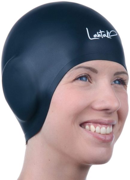 泳具生產商製作「蓋過耳仔」的泳帽款式