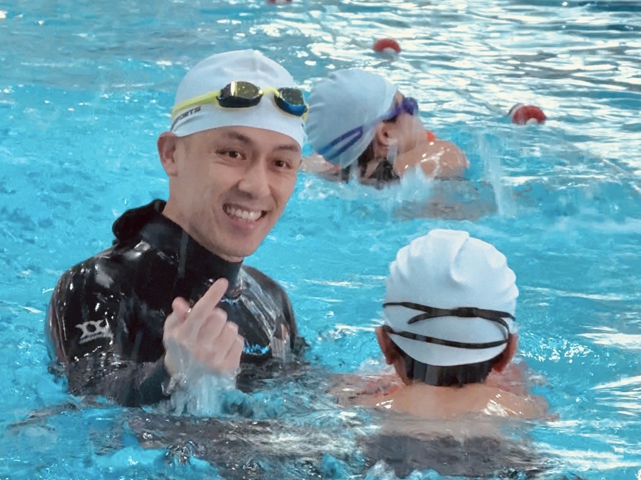 幾歲學游水最好？3–6歲關鍵期、怕水小朋友處理方法（家長必睇）