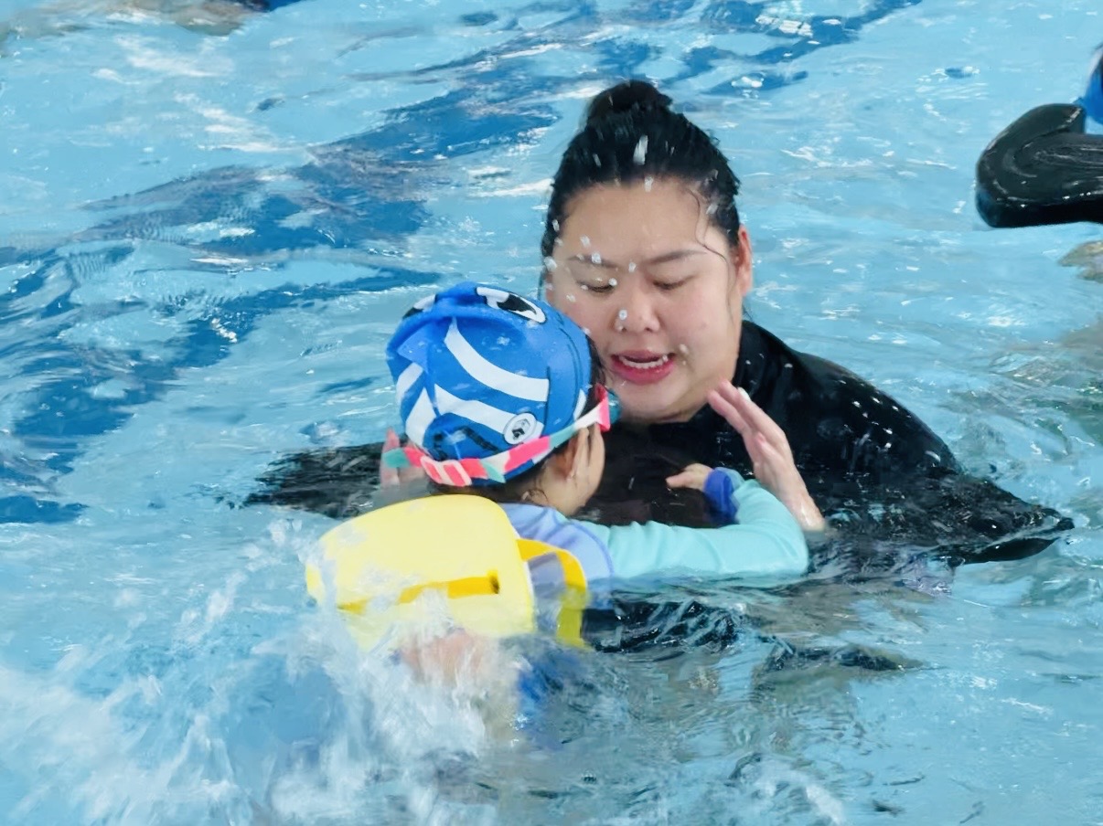 小朋友怕水唔肯落水？5個實用方法幫你慢慢建立信心