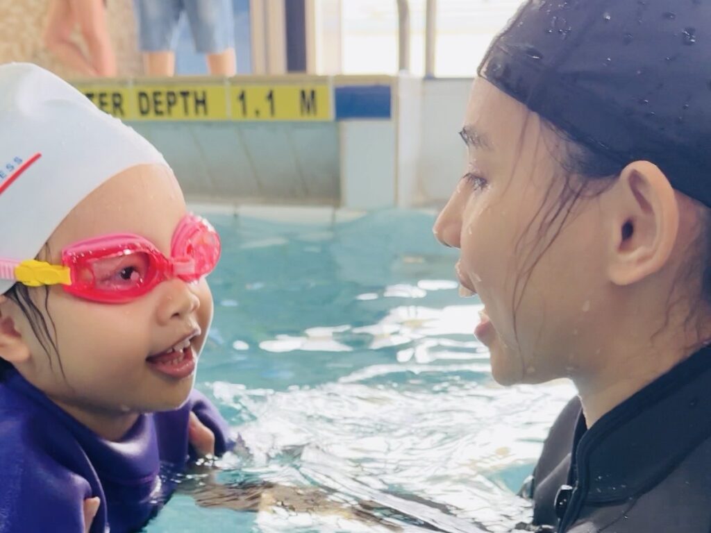 學游水要幾多錢？兒童游泳課程收費分析